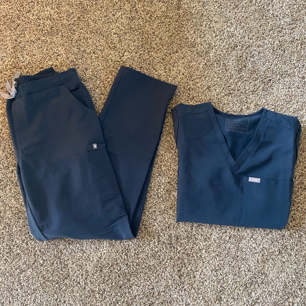 FIGS NEVER WORN SCRUB SET